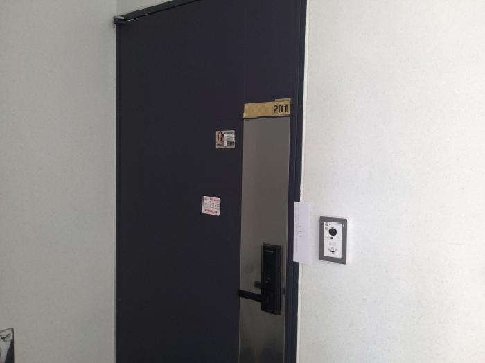 * 본건 목적물 전경(201호 현관문)