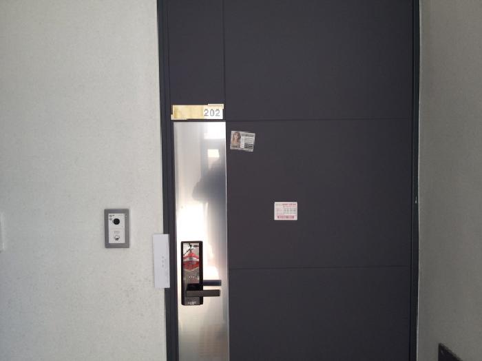 * 본건 목적물 전경(202호 현관문)