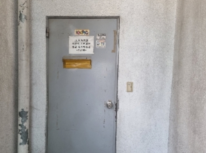 목록 3. 건물 2층 화장실 출입문