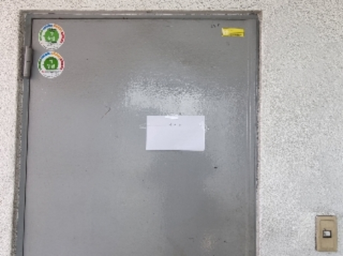 목록 3. 건물 8층 창고 출입문(안내문)