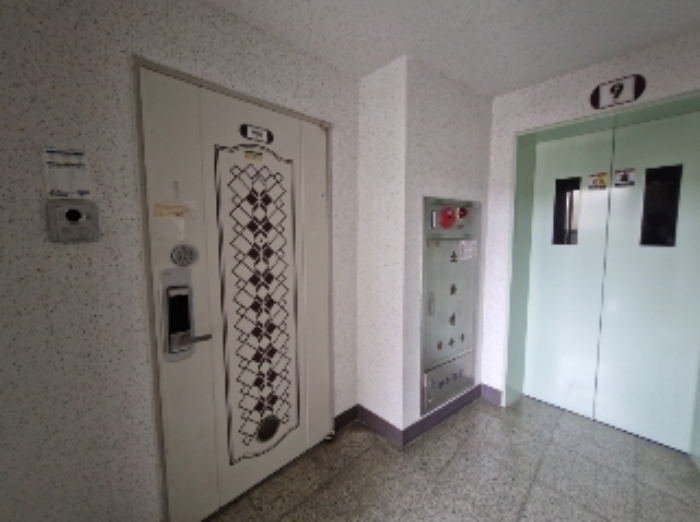 9층 엘리베이터 및 901호 출입문(사진 왼쪽)