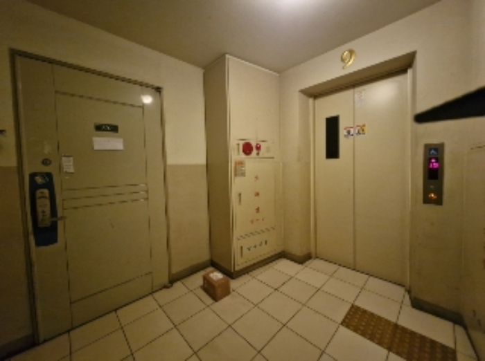 9층 전경 (왼쪽이 910호, 오른쪽이 엘리베이터 앞)