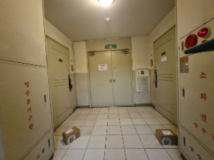 9층 엘리베이터 앞 전경 (오른쪽이 910호)