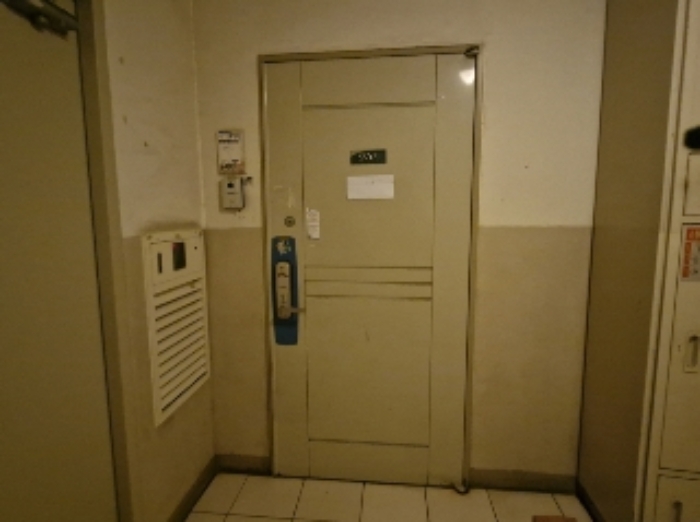 910호 출입문 (안내문 부착)