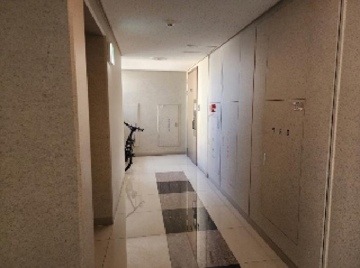 세대 출입문 앞 복도공간