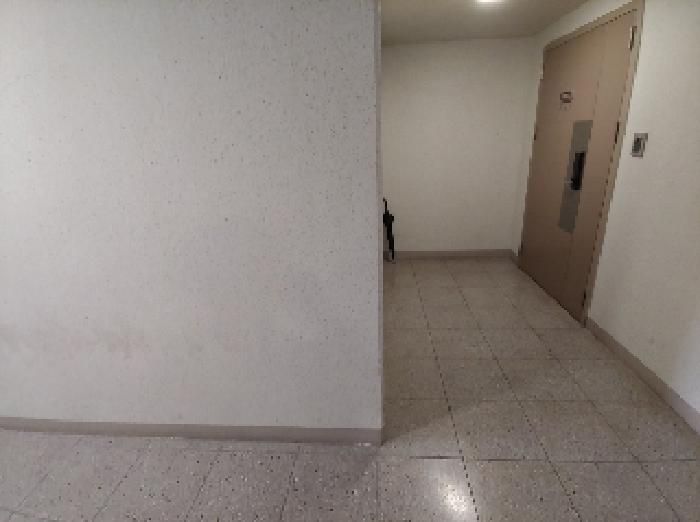 부동산 앞 복도 공간