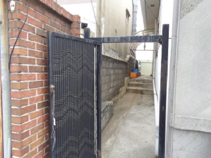 - 소재지 1(이도이동 380-13) 대문 및 벽돌담