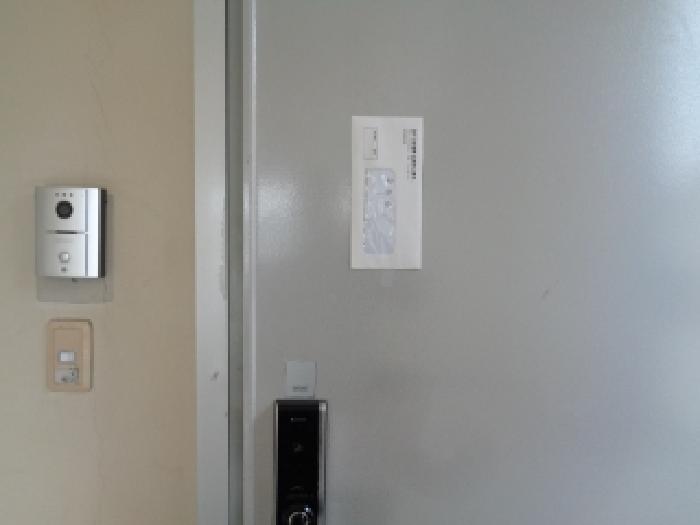 - 소재지 2(가령로 63) 제시 건물 2층 출입문 안내문 부착