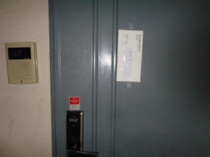 - 소재지 2(가령로 63) 제시 건물 지층(북동측) 출입문 안내문 부착