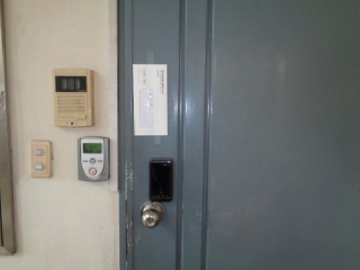 - 소재지 2(가령로 63) 제시 건물 1층(북측) 출입문 안내문 부착