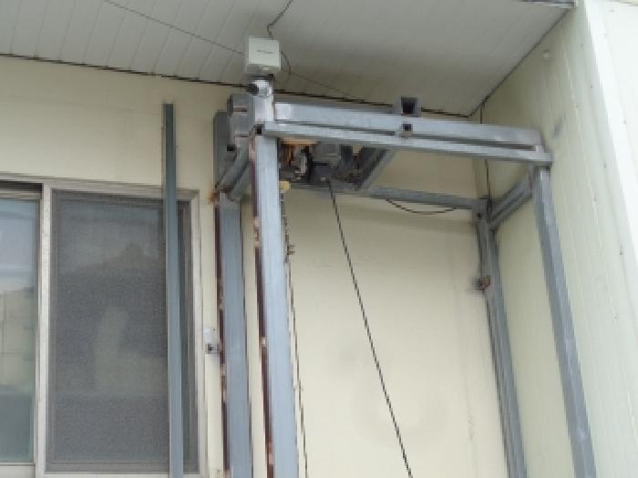 - 소재지 2(가령로 63) 건물 외벽에 설치된 물건운반시설