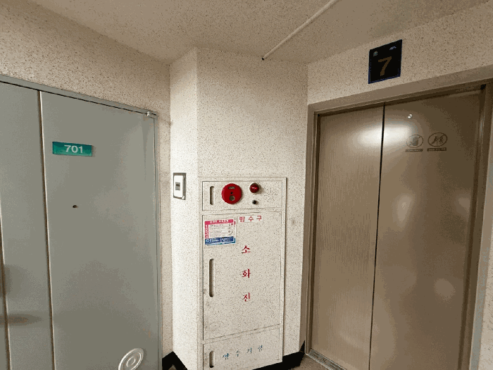 본건 출입문 전경