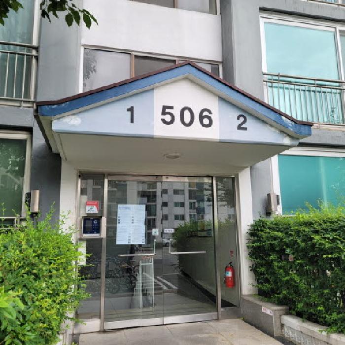 공동현관 출입구 전경(`506` 표시 있음)