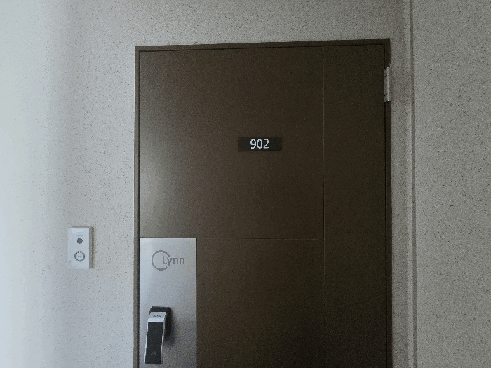 본건 902호 현관문