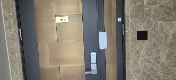 전유세대 출입문(현황조사 안내문 부착)