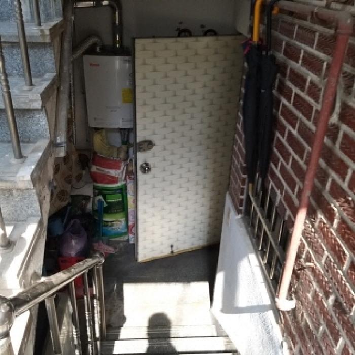 지층 1호 세대 입구