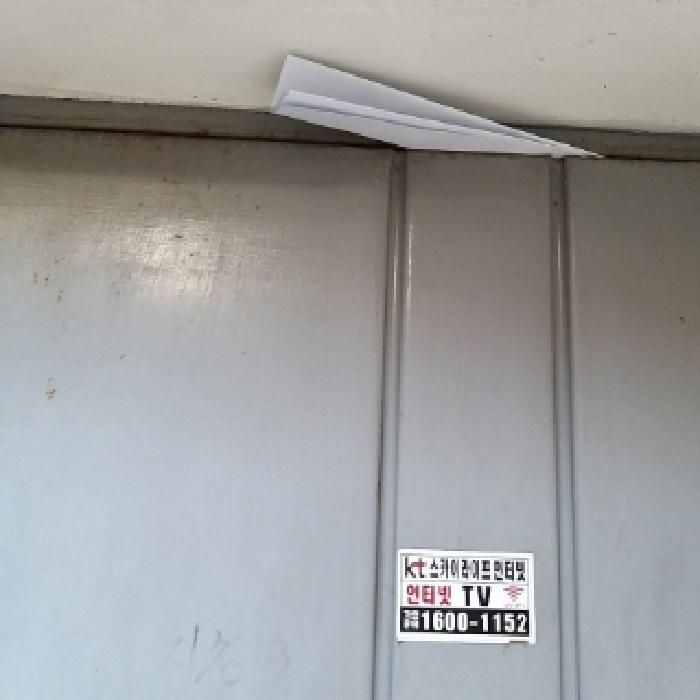 지층3호(호수 표시 없음) 출입문