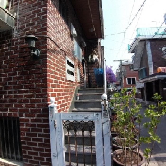 1층 우측 세대(호수 표시 없음) 입구 모습