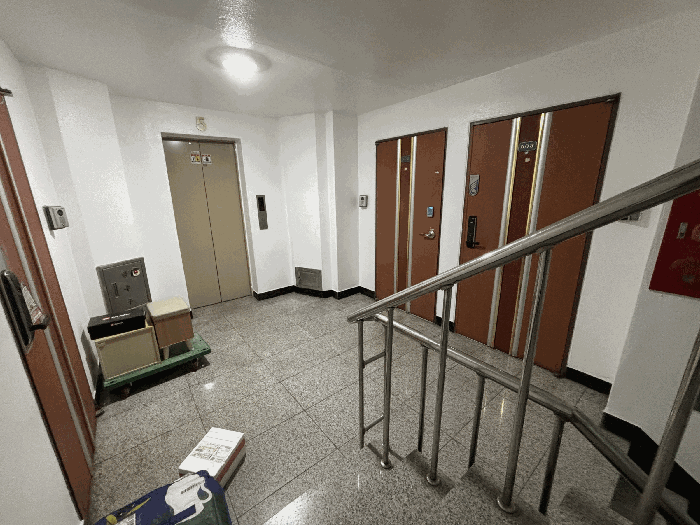 본건 소재 건물 5층 복도 전경