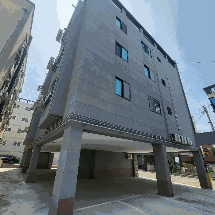 본건 1층 주차장 전경