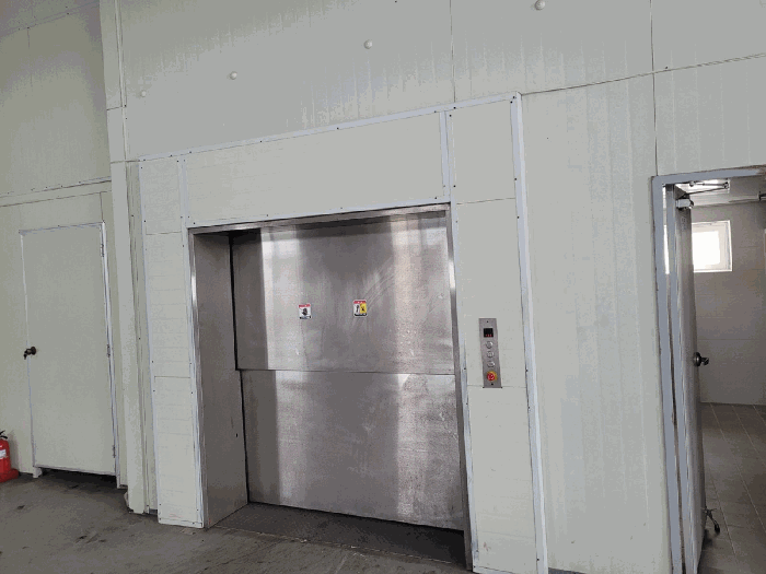 건물 내 화물리프터 전경