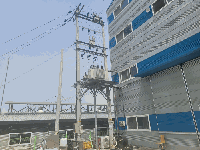 기호(1) 토지 지상 건물(공장)의 
수전설비 전경