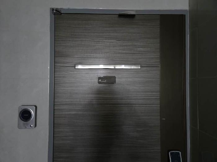 본건 403호 현관문(호수 표시 없음)