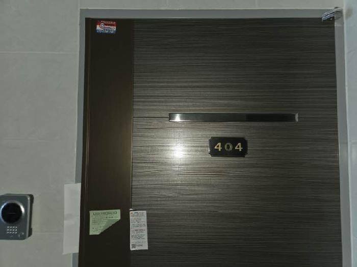 본건 404호 현관문