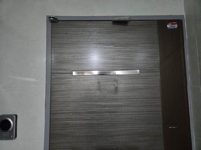 본건 203호 현관문(호수 표시 없음)