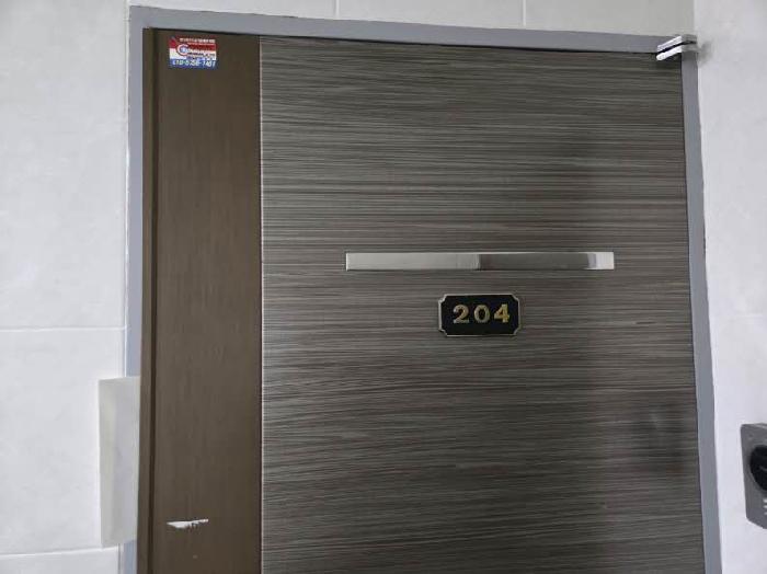 본건 204호 현관문