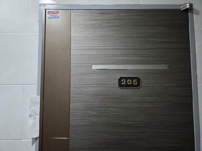 본건 205호 현관문