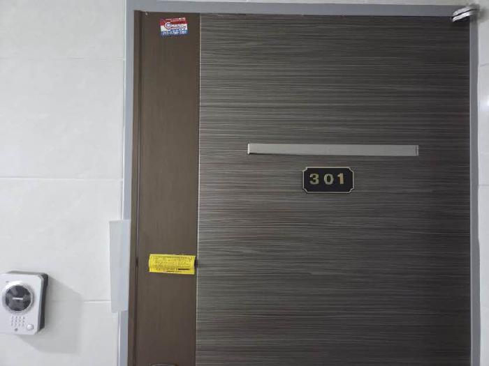 본건 301호 현관문