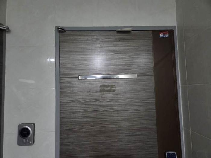 본건 303호 현관문(호수 표시 없음)