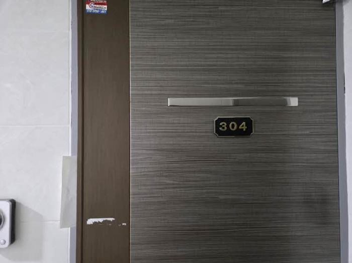 본건 304호 현관문