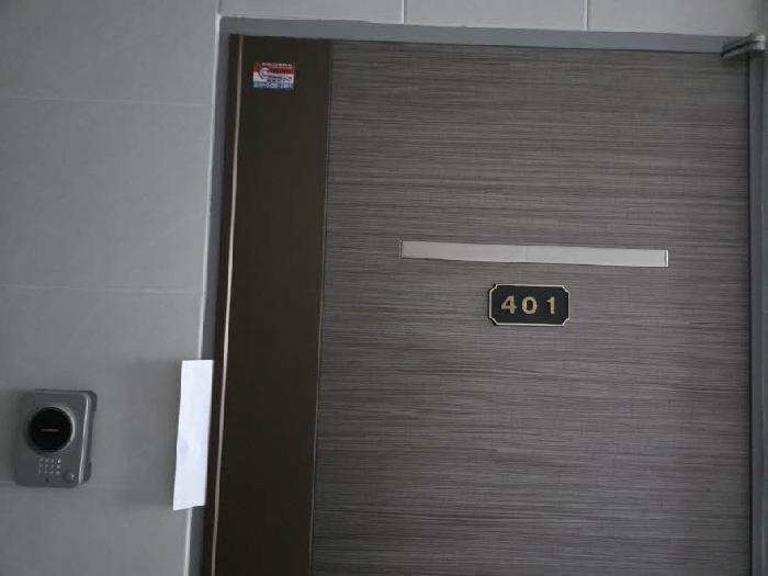 본건 401호 현관문