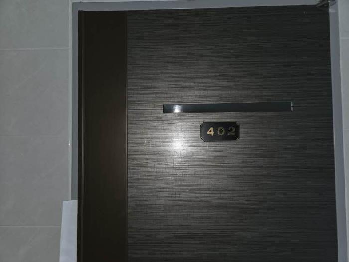 본건 402호 현관문