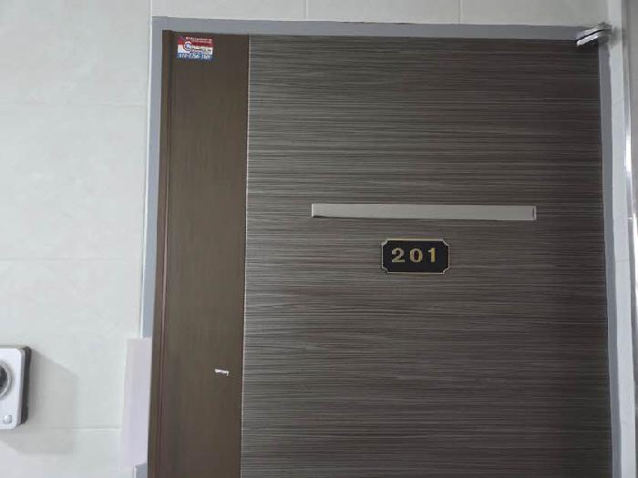 본건 201호 현관문