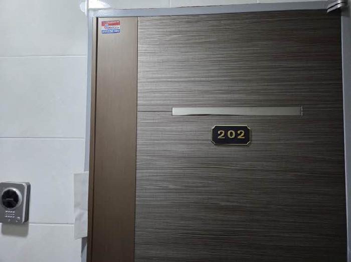 본건 202호 현관문