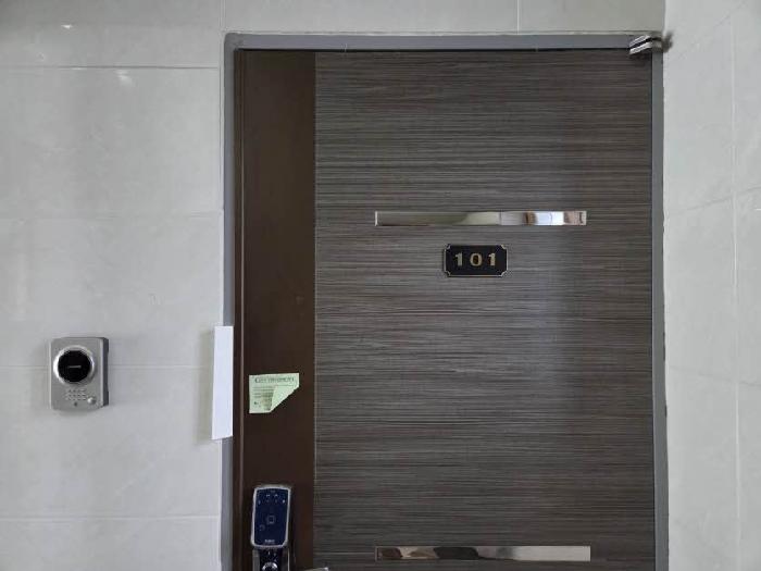 본건 101호 현관문