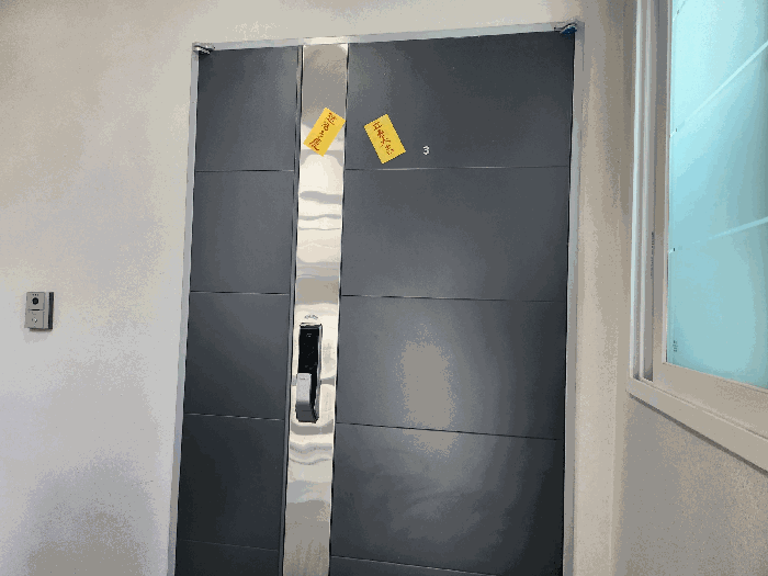 건물 3층 입구 전경