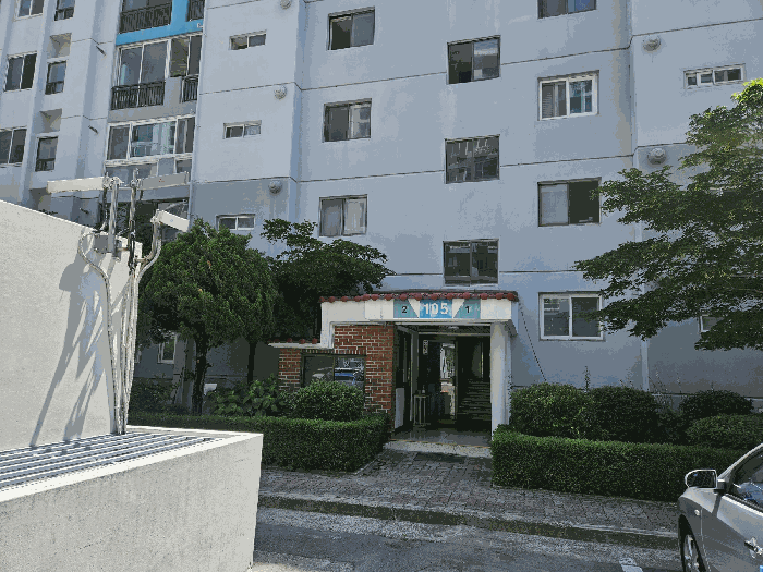 본건 1층 출입구