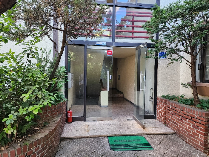 대상물건 소재 건물 1층 공동출입구