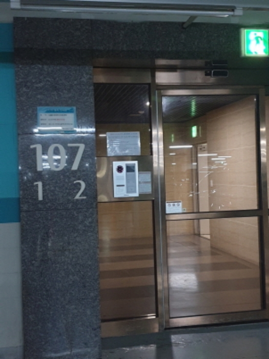 건물 출입구(107동 1~2 라인)