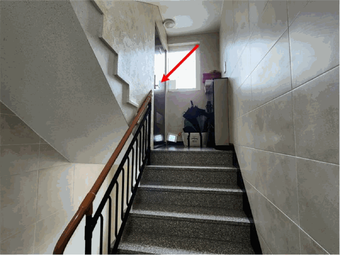 4층과 5층 계단실 중간에 설치된 대상물건 출입문