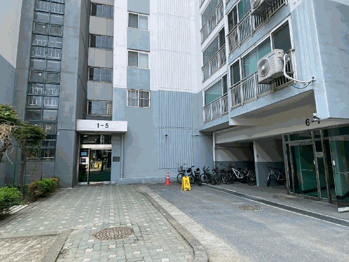 본건이 소재한 건물 공동출입구