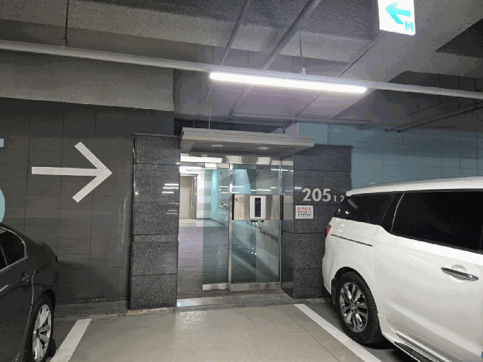 지하주차장측 출입구