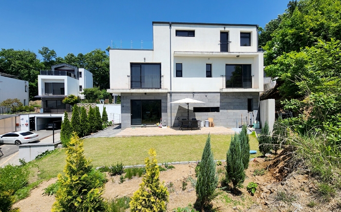 1. 기호 1토지, 기호 2건물 전경, 기호 3토지상 제시외 수목(남동측에서 촬영)