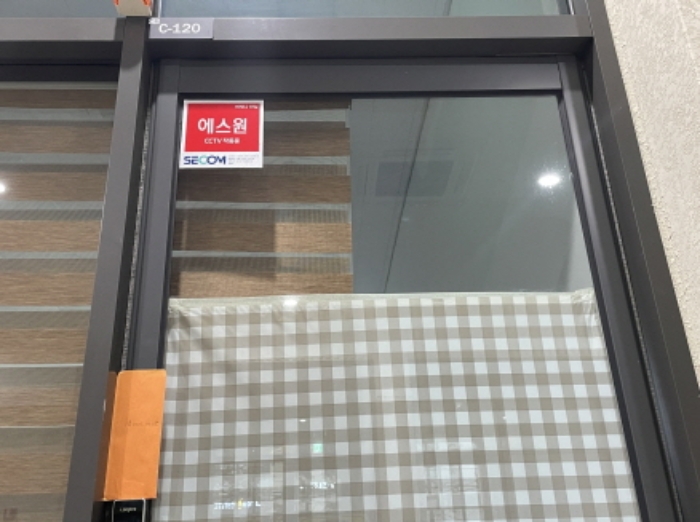 1층 씨씨01-020호 출입문