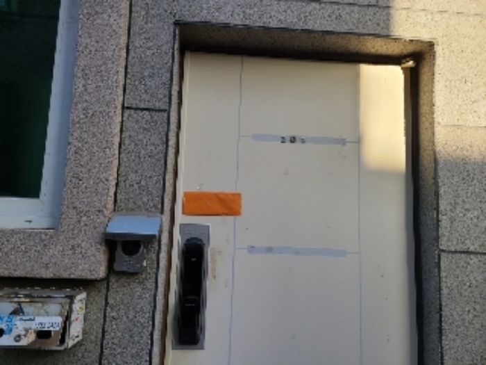 1층 202호 출입문