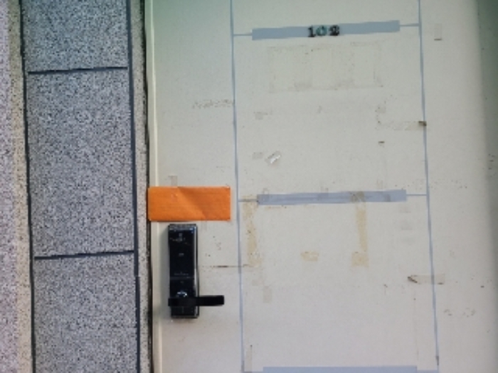 1층 102호 출입문